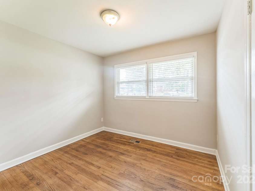 1631 Vancouver Drive, Charlotte, NC 28213.  MLS# CAR4264766, YatesRealty ID 24834. 
