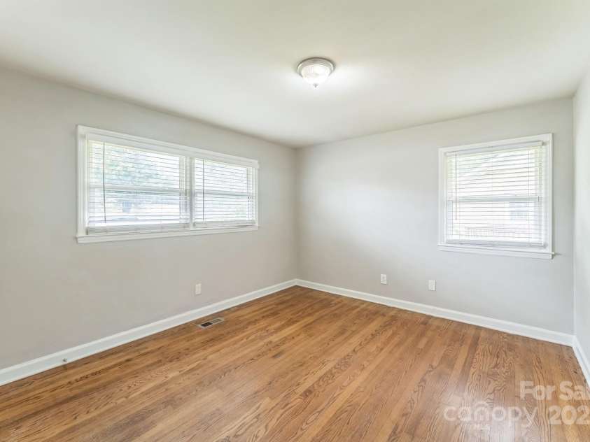 1631 Vancouver Drive, Charlotte, NC 28213.  MLS# CAR4264766, YatesRealty ID 24834. 