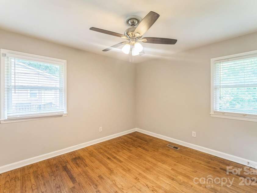 1631 Vancouver Drive, Charlotte, NC 28213.  MLS# CAR4264766, YatesRealty ID 24834. 