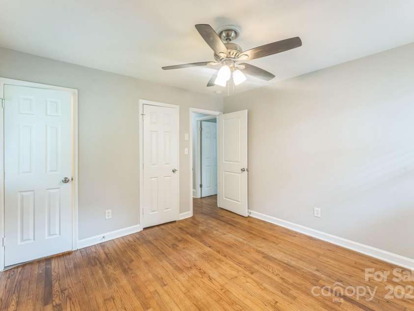 1631 Vancouver Drive, Charlotte, NC 28213.  MLS# CAR4264766, YatesRealty ID 24834. 