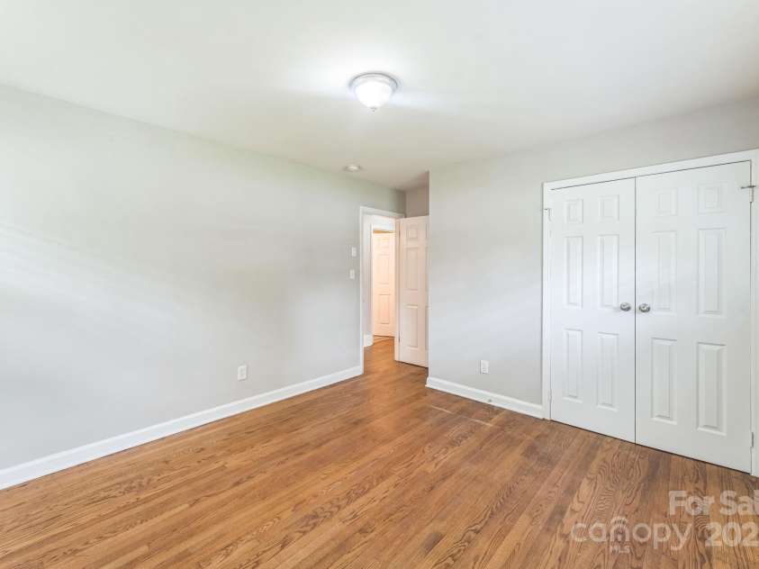 1631 Vancouver Drive, Charlotte, NC 28213.  MLS# CAR4264766, YatesRealty ID 24834. 