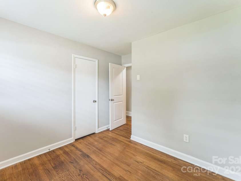 1631 Vancouver Drive, Charlotte, NC 28213.  MLS# CAR4264766, YatesRealty ID 24834. 