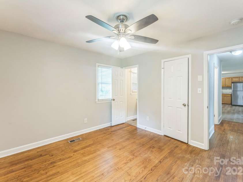 1631 Vancouver Drive, Charlotte, NC 28213.  MLS# CAR4264766, YatesRealty ID 24834. 