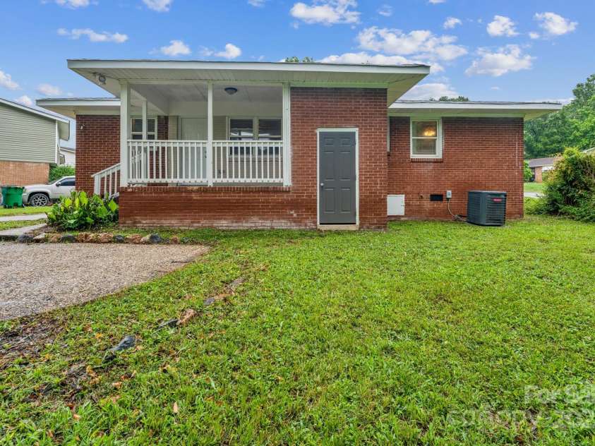 1631 Vancouver Drive, Charlotte, NC 28213.  MLS# CAR4264766, YatesRealty ID 24834. 