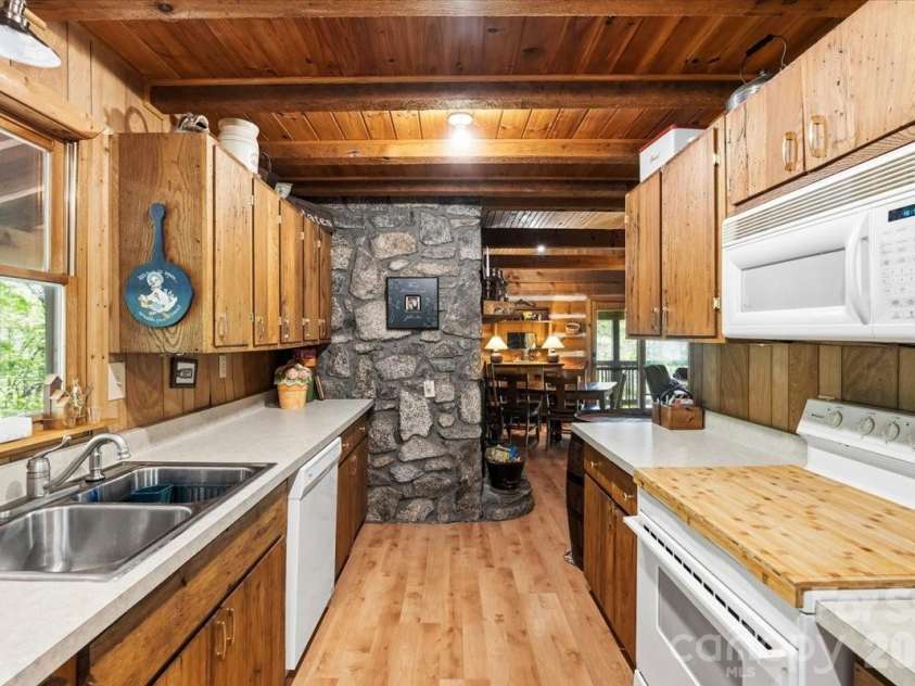 524 McDaris Loop Drive, Mars Hill, NC 28754.  MLS# CAR4380210, YatesRealty ID 24837. 