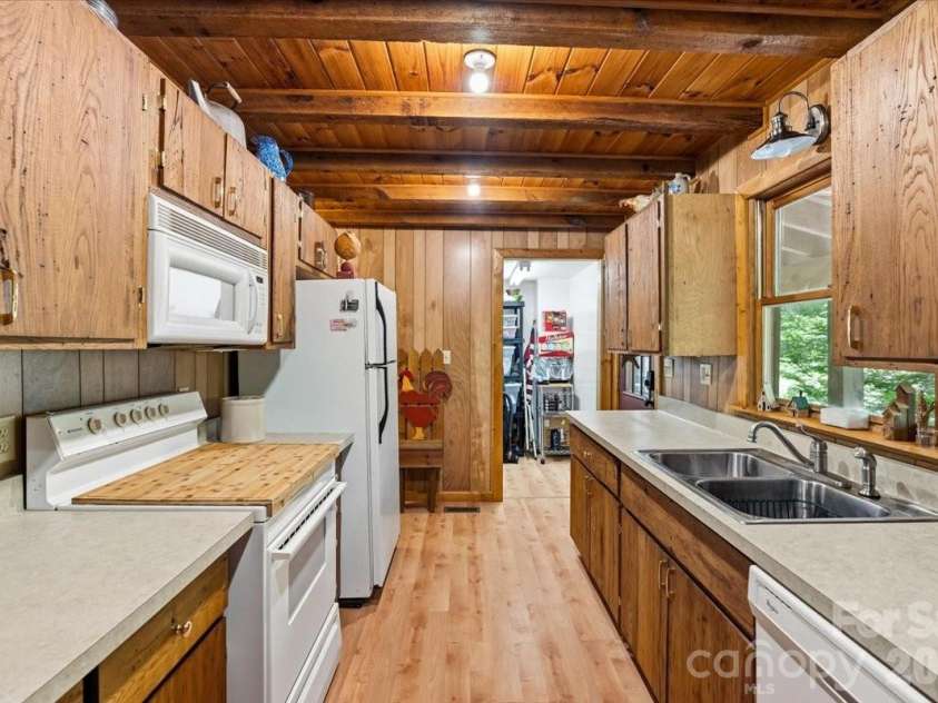 524 McDaris Loop Drive, Mars Hill, NC 28754.  MLS# CAR4380210, YatesRealty ID 24837. 