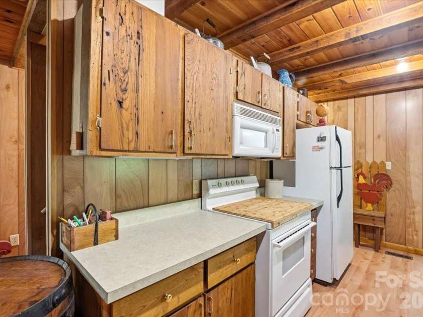 524 McDaris Loop Drive, Mars Hill, NC 28754.  MLS# CAR4380210, YatesRealty ID 24837. 