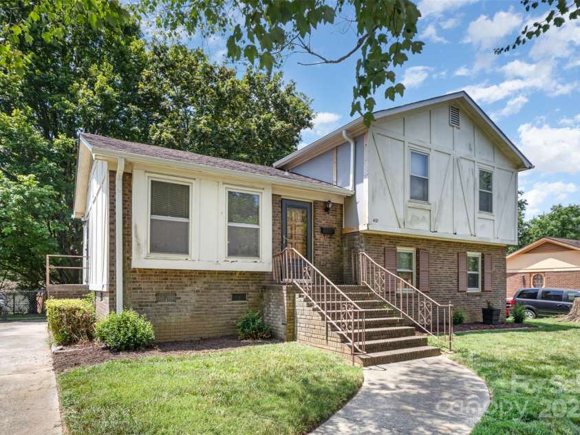 421 Vickery Drive, Charlotte, NC 28215.  MLS# CAR4277068, YatesRealty ID 24838. 