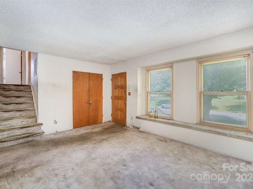 421 Vickery Drive, Charlotte, NC 28215.  MLS# CAR4277068, YatesRealty ID 24838. 