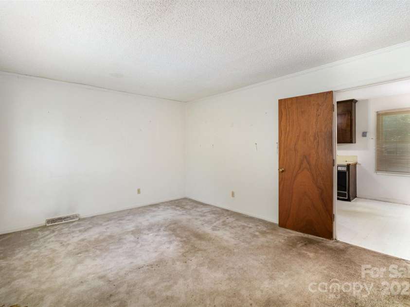 421 Vickery Drive, Charlotte, NC 28215.  MLS# CAR4277068, YatesRealty ID 24838. 