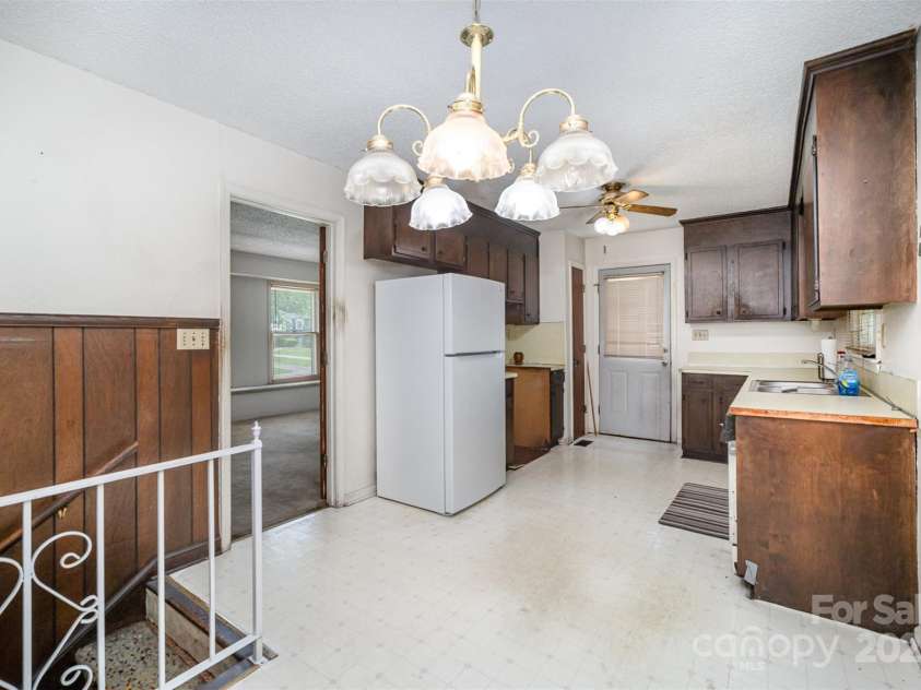 421 Vickery Drive, Charlotte, NC 28215.  MLS# CAR4277068, YatesRealty ID 24838. 