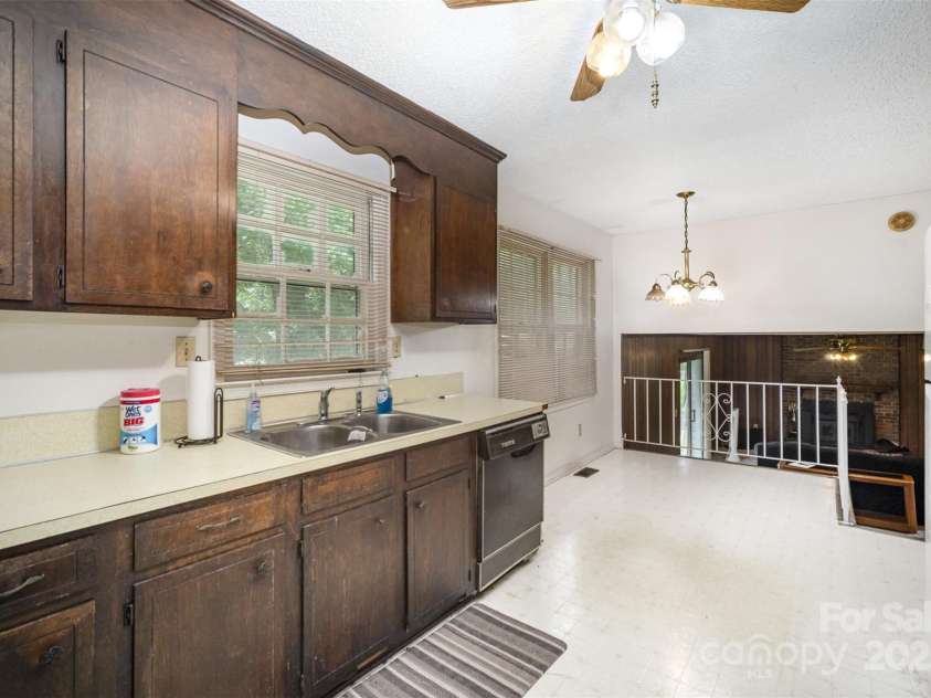 421 Vickery Drive, Charlotte, NC 28215.  MLS# CAR4277068, YatesRealty ID 24838. 