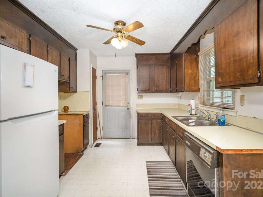 421 Vickery Drive, Charlotte, NC 28215.  MLS# CAR4277068, YatesRealty ID 24838. 