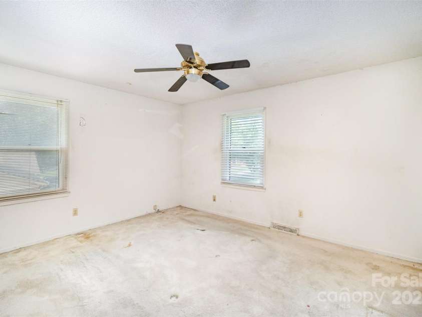 421 Vickery Drive, Charlotte, NC 28215.  MLS# CAR4277068, YatesRealty ID 24838. 