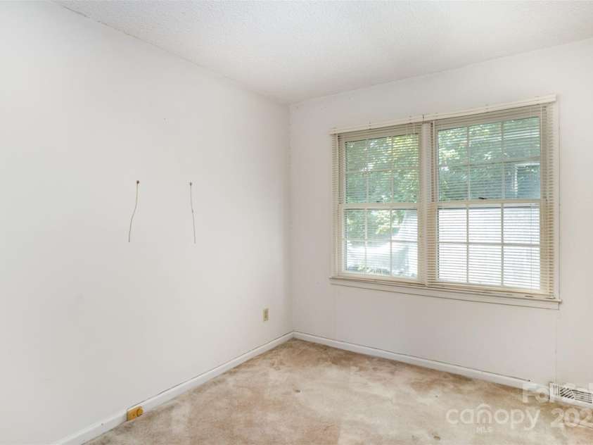 421 Vickery Drive, Charlotte, NC 28215.  MLS# CAR4277068, YatesRealty ID 24838. 