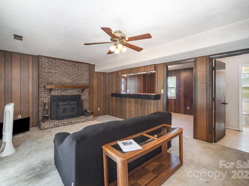 421 Vickery Drive, Charlotte, NC 28215.  MLS# CAR4277068, YatesRealty ID 24838. 