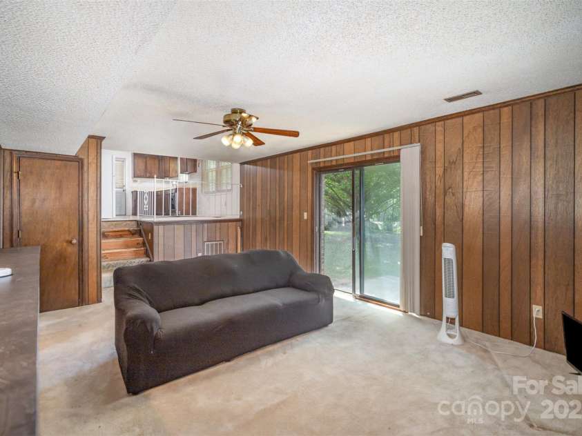 421 Vickery Drive, Charlotte, NC 28215.  MLS# CAR4277068, YatesRealty ID 24838. 