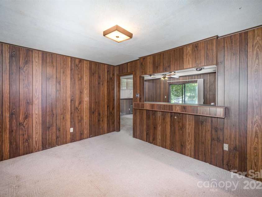 421 Vickery Drive, Charlotte, NC 28215.  MLS# CAR4277068, YatesRealty ID 24838. 