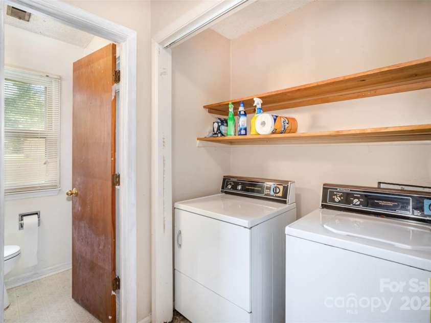 421 Vickery Drive, Charlotte, NC 28215.  MLS# CAR4277068, YatesRealty ID 24838. 