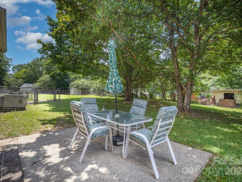 421 Vickery Drive, Charlotte, NC 28215.  MLS# CAR4277068, YatesRealty ID 24838. 