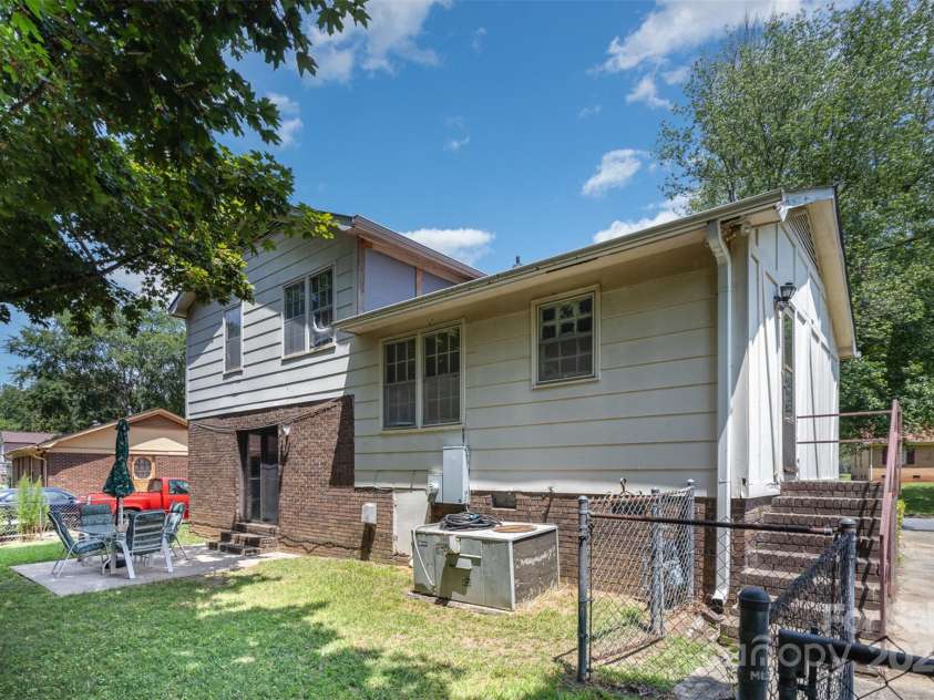 421 Vickery Drive, Charlotte, NC 28215.  MLS# CAR4277068, YatesRealty ID 24838. 