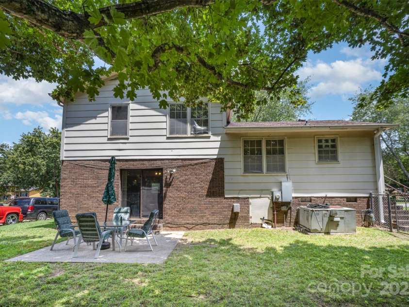 421 Vickery Drive, Charlotte, NC 28215.  MLS# CAR4277068, YatesRealty ID 24838. 