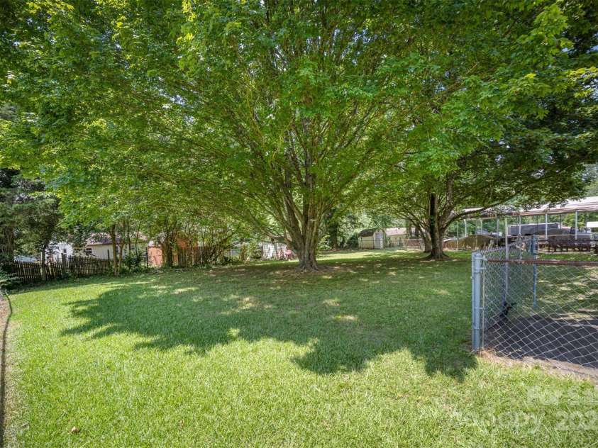 421 Vickery Drive, Charlotte, NC 28215.  MLS# CAR4277068, YatesRealty ID 24838. 