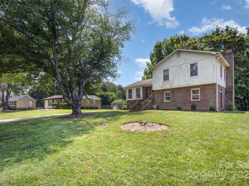 421 Vickery Drive, Charlotte, NC 28215.  MLS# CAR4277068, YatesRealty ID 24838. 