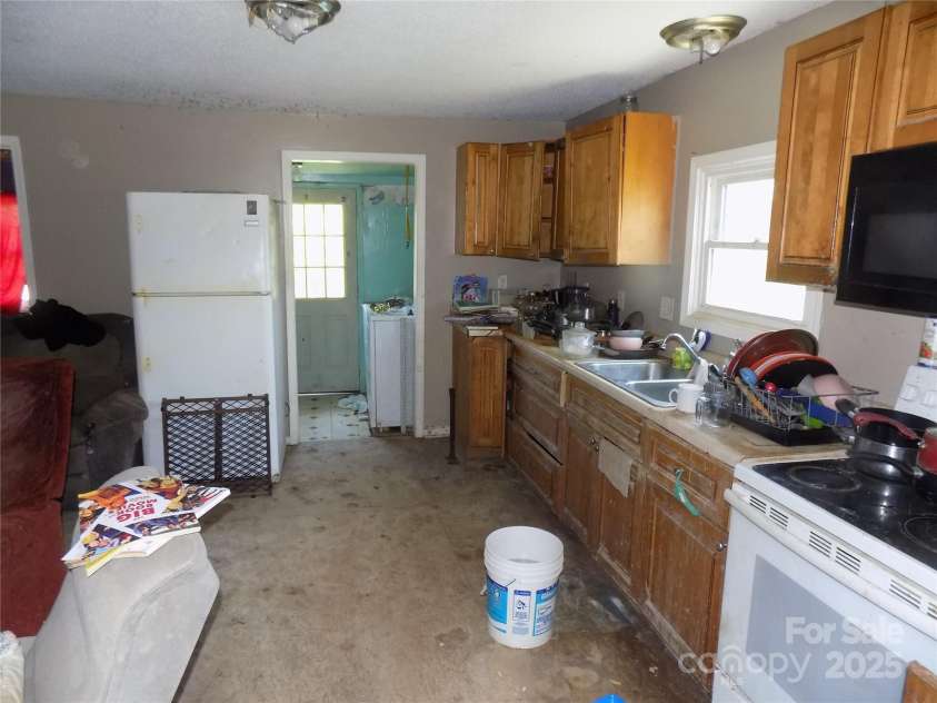 212 Huffman Road, Gastonia, NC 28052.  MLS# CAR4273984, YatesRealty ID 24839. KITCHEN