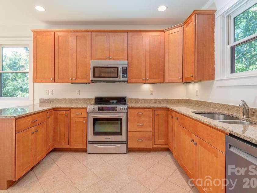 60 Sunrise Drive, Asheville, NC 28806.  MLS# CAR4300422, YatesRealty ID 2484. 