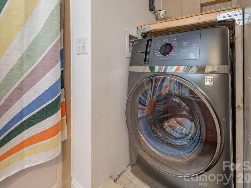 60 Sunrise Drive, Asheville, NC 28806.  MLS# CAR4300422, YatesRealty ID 2484. 