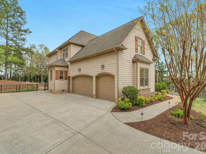 4017 Beechwood Spring Lane, Belmont, NC 28012.  MLS# CAR4364266, YatesRealty ID 24840. THREE CAR GARAGE