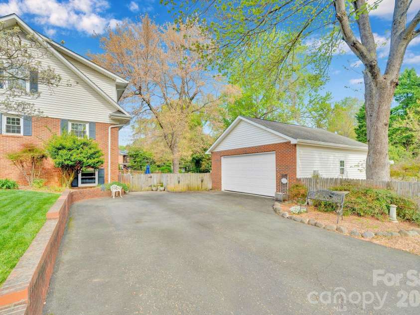 1745 Wensley Drive, Charlotte, NC 28210.  MLS# CAR4374719, YatesRealty ID 24845. 