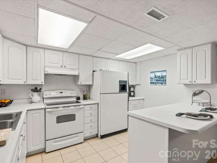 1745 Wensley Drive, Charlotte, NC 28210.  MLS# CAR4374719, YatesRealty ID 24845. 
