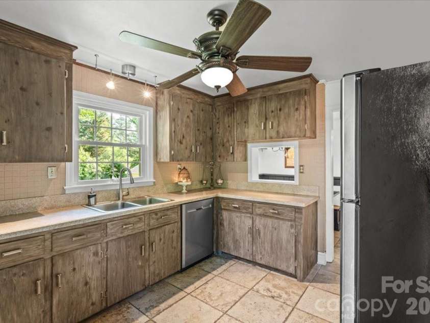 1745 Wensley Drive, Charlotte, NC 28210.  MLS# CAR4374719, YatesRealty ID 24845. 