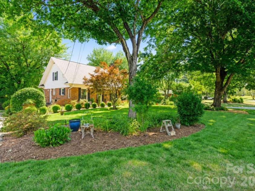 1745 Wensley Drive, Charlotte, NC 28210.  MLS# CAR4374719, YatesRealty ID 24845. 