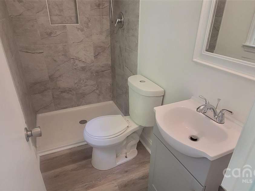 425 Whitethorn Drive, Gastonia, NC 28054.  MLS# CAR4232014, YatesRealty ID 24845. Bathroom