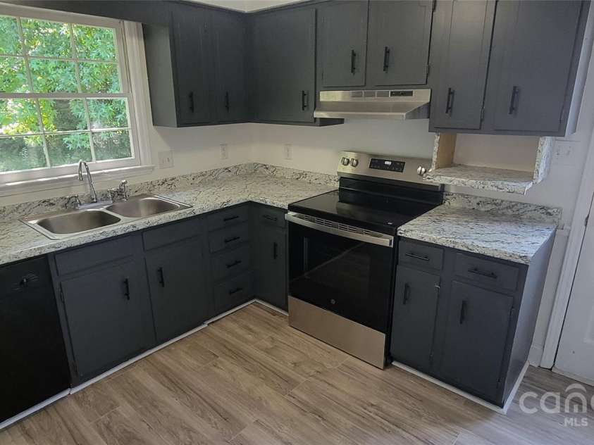 425 Whitethorn Drive, Gastonia, NC 28054.  MLS# CAR4232014, YatesRealty ID 24845. Kitchen