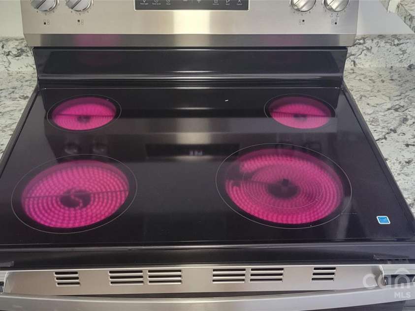 425 Whitethorn Drive, Gastonia, NC 28054.  MLS# CAR4232014, YatesRealty ID 24845. New Stove / Oven