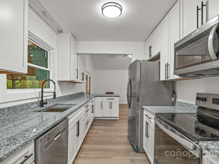 201 Cedarview Drive, Asheville, NC 28803.  MLS# CAR4315689, YatesRealty ID 24849. 