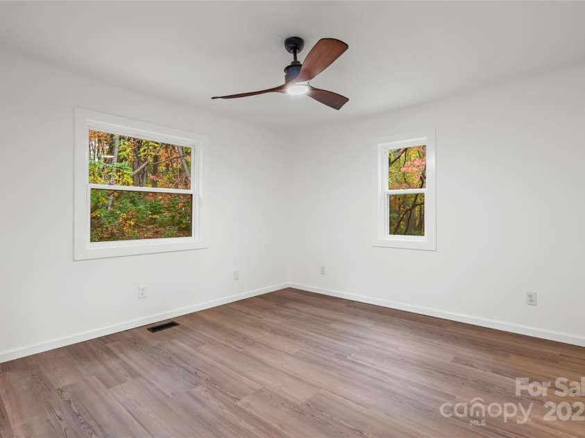 201 Cedarview Drive, Asheville, NC 28803.  MLS# CAR4315689, YatesRealty ID 24849. 