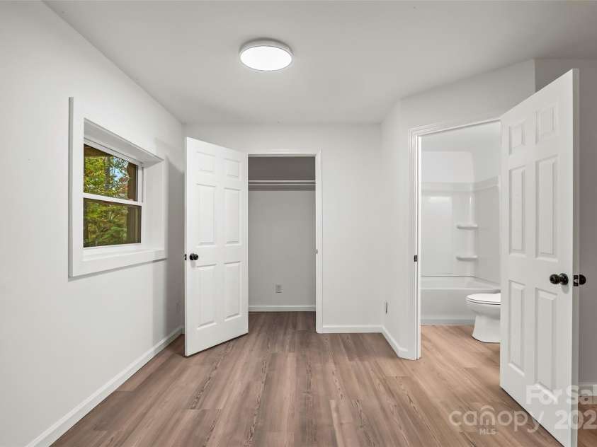 201 Cedarview Drive, Asheville, NC 28803.  MLS# CAR4315689, YatesRealty ID 24849. 