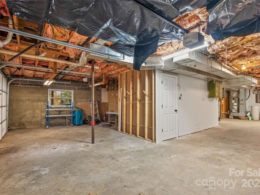 201 Cedarview Drive, Asheville, NC 28803.  MLS# CAR4315689, YatesRealty ID 24849. 