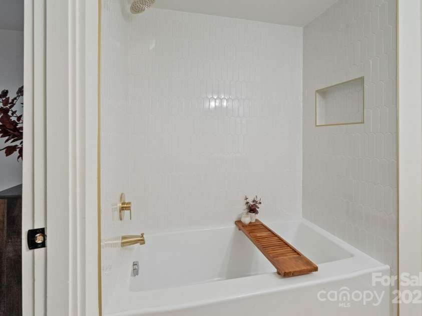 3326 Winterfield Place, Charlotte, NC 28205.  MLS# CAR4264919, YatesRealty ID 24851. Custom Tiled Shower