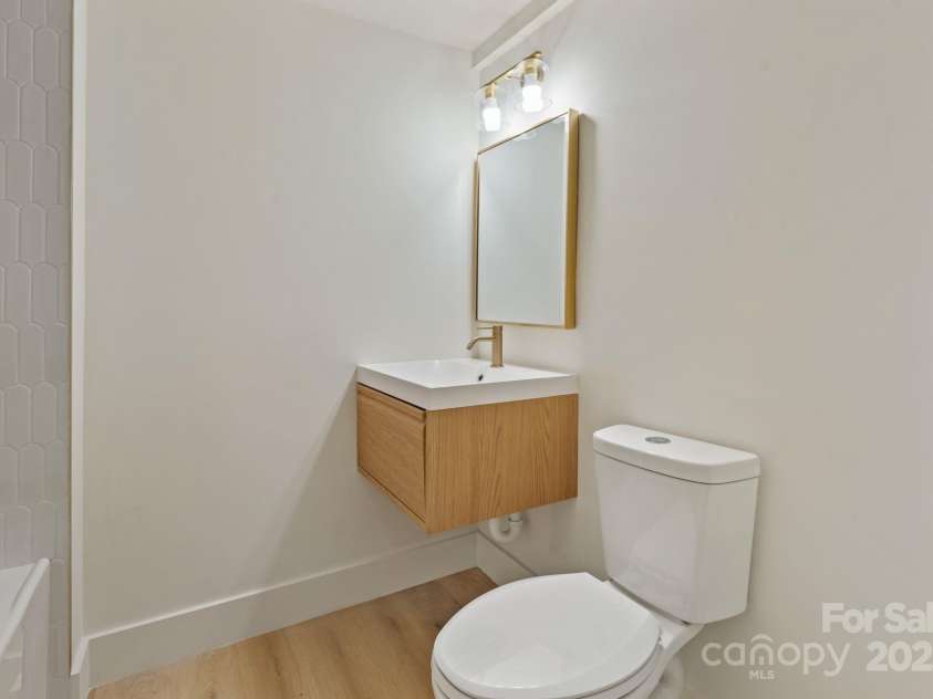 3326 Winterfield Place, Charlotte, NC 28205.  MLS# CAR4264919, YatesRealty ID 24851. Full Bathroom