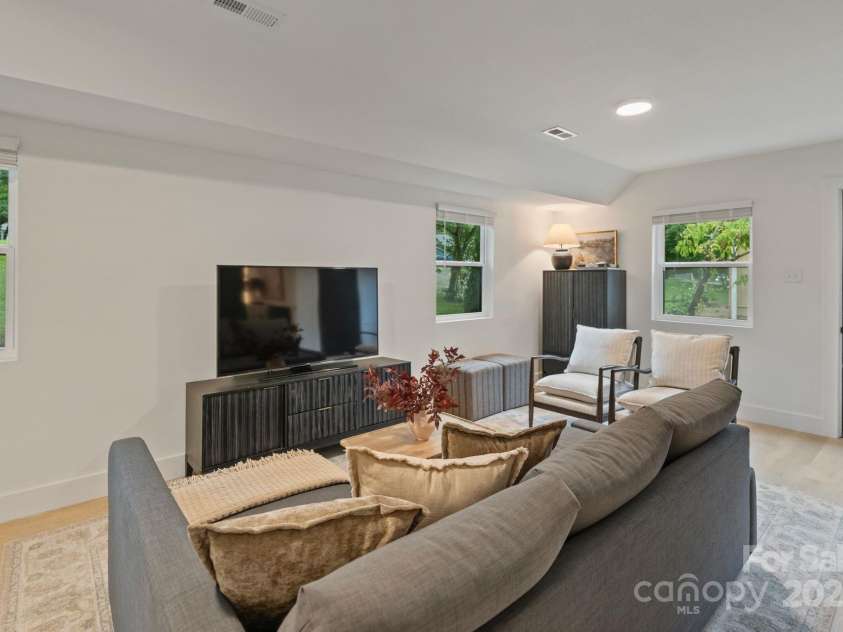 3326 Winterfield Place, Charlotte, NC 28205.  MLS# CAR4264919, YatesRealty ID 24851. Perfect for 2nd Living Quarters