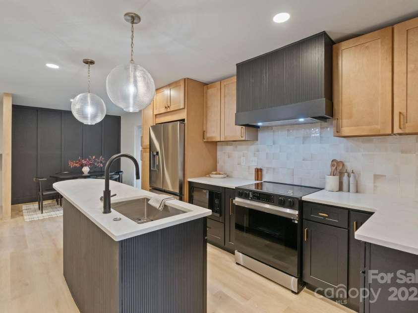 3326 Winterfield Place, Charlotte, NC 28205.  MLS# CAR4264919, YatesRealty ID 24851. Quartz Counters & Custom Cabinetry