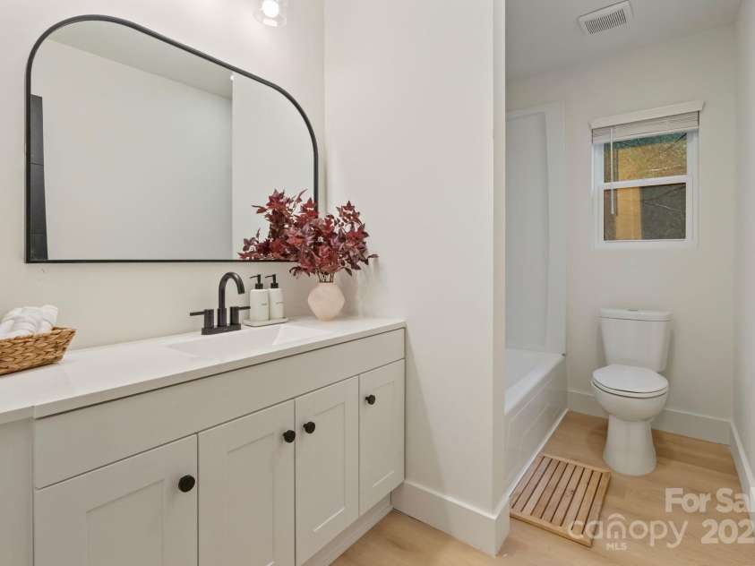 3326 Winterfield Place, Charlotte, NC 28205.  MLS# CAR4264919, YatesRealty ID 24851. Upper Shared Full Bath