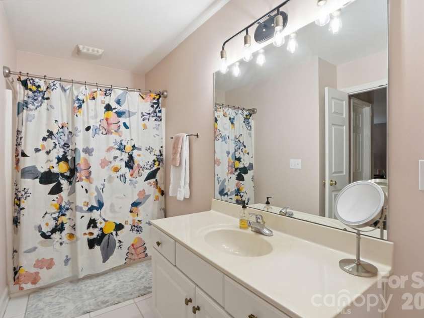 9026 Saint Pierre Lane, Charlotte, NC 28277.  MLS# CAR4381576, YatesRealty ID 24852. En Suite Bathroom