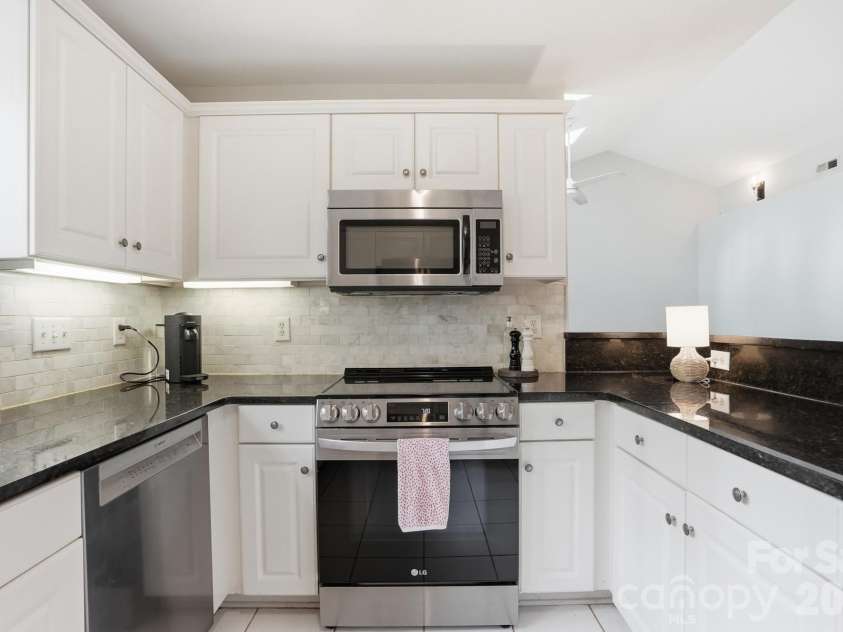 9026 Saint Pierre Lane, Charlotte, NC 28277.  MLS# CAR4381576, YatesRealty ID 24852. Kitchen